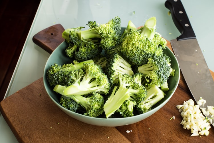 Salada dos bróculos é um dos remédios naturais para gastrite