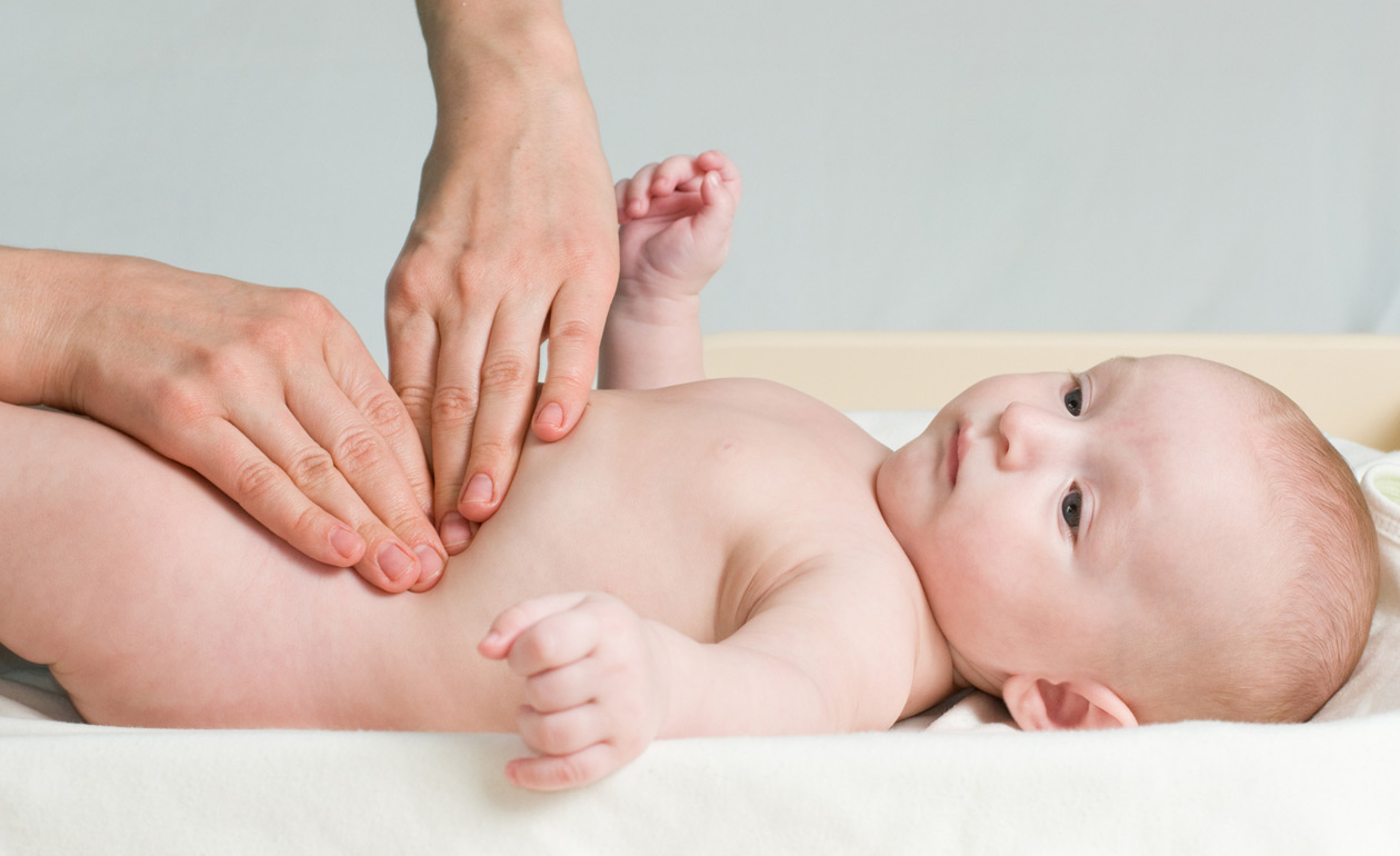 massagem no abdomen do bebê com constipação