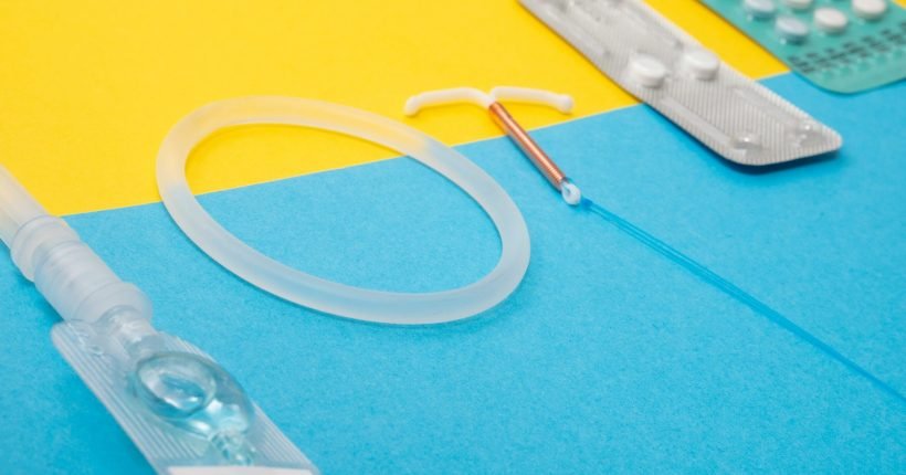 hemorragia uterina disfuncional and a medical device is laying on a blue and yellow surface, norestisterona