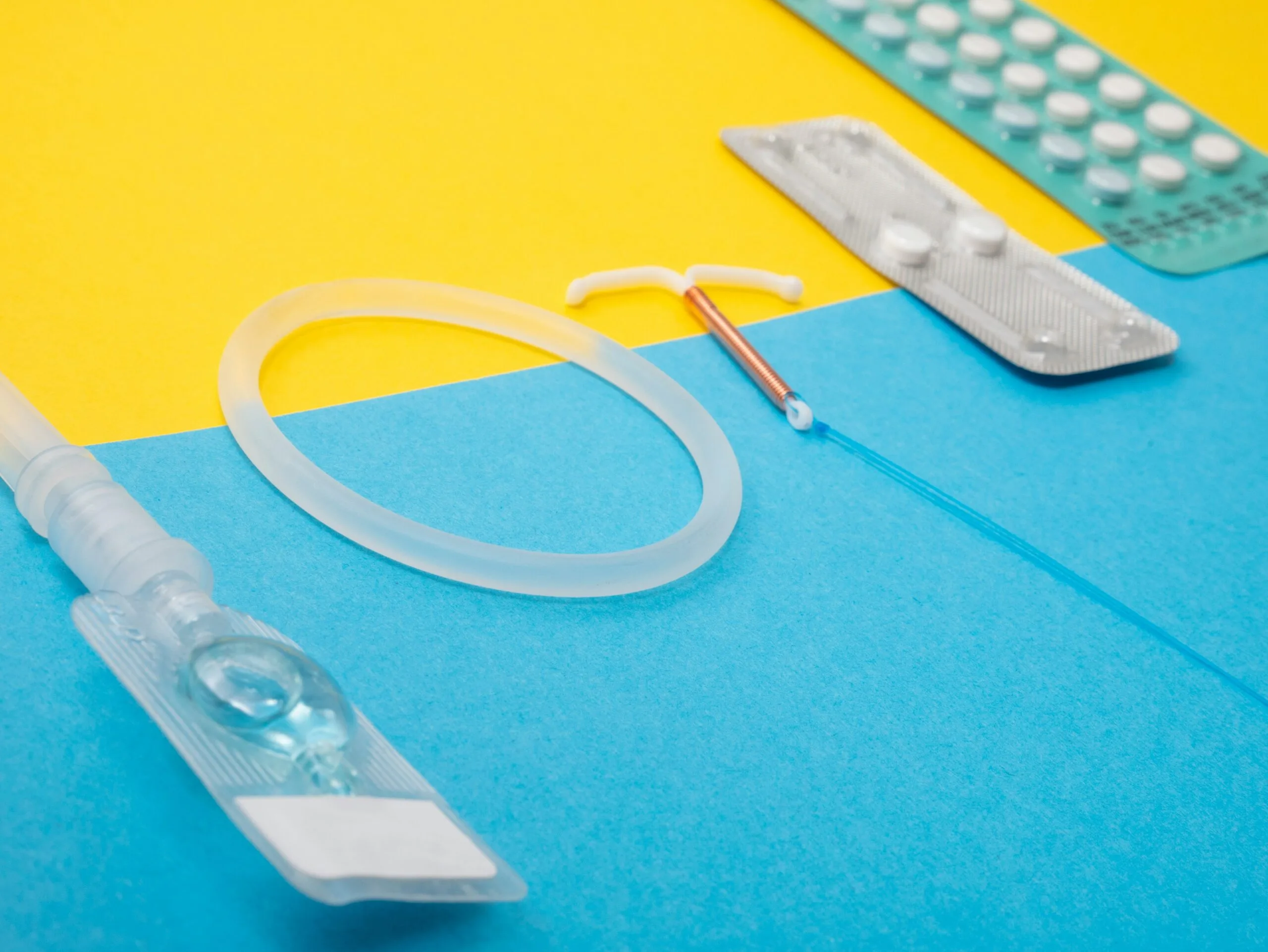 hemorragia uterina disfuncional and a medical device is laying on a blue and yellow surface, norestisterona