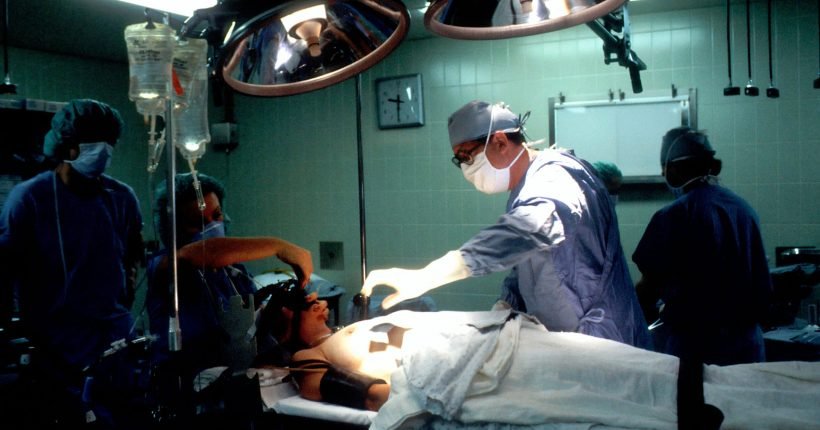 doctor and nurses inside operating (tiroidectomia) room