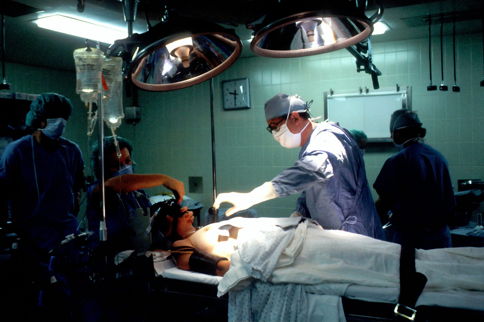 doctor and nurses inside operating (tiroidectomia) room