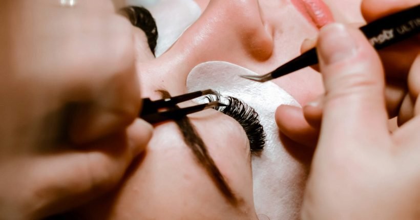 person holding black and silver scissors - cílios