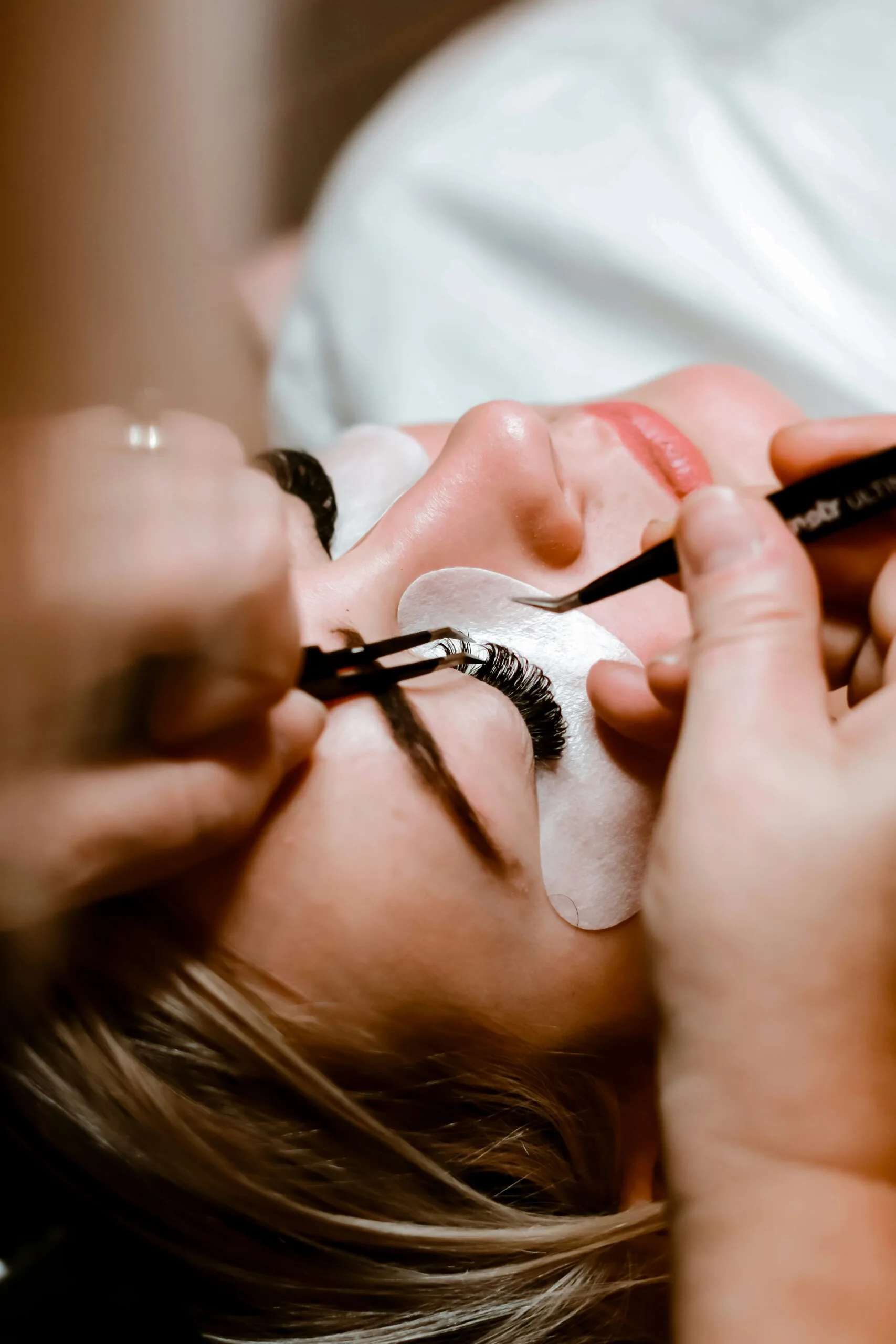 person holding black and silver scissors - cílios